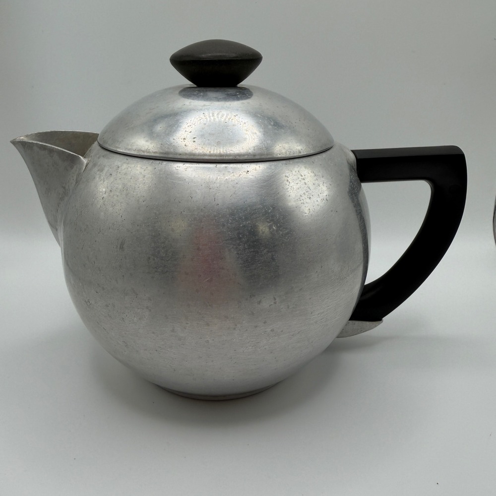 Vintage Mirro Aluminum Teapot Round Silver Tone Tea Pot 1-1/2 qt. USA MCM